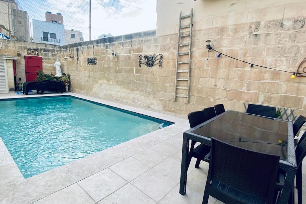 Free Breakfast, Pool, Spacious Aircon Hideaway Apartment Mosta Luaran gambar