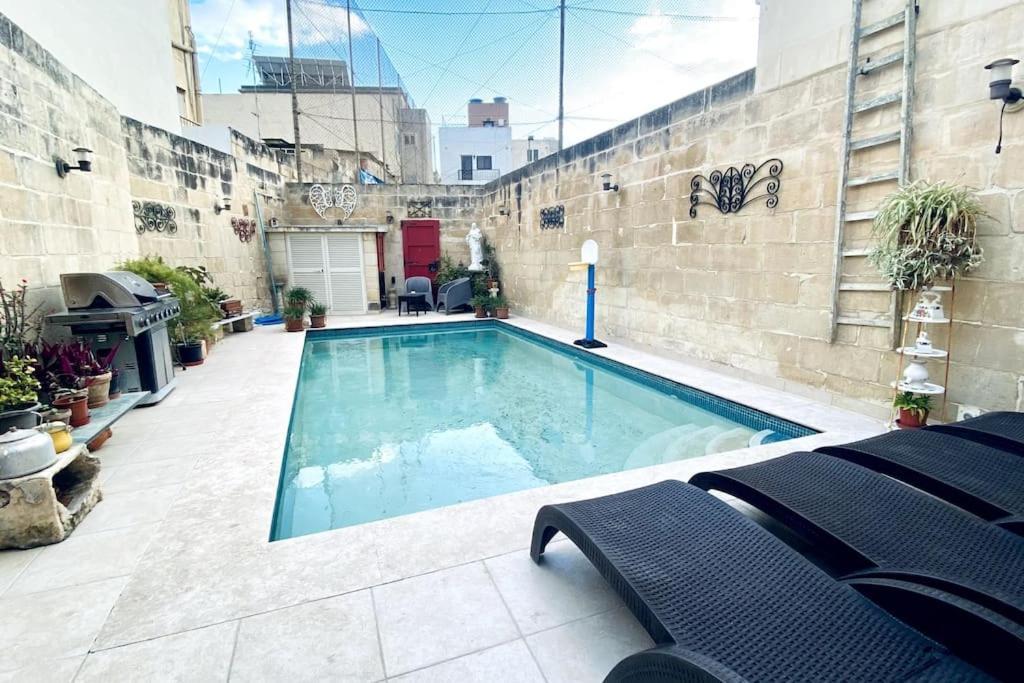 Free Breakfast, Pool, Spacious Aircon Hideaway Apartment Mosta Luaran gambar