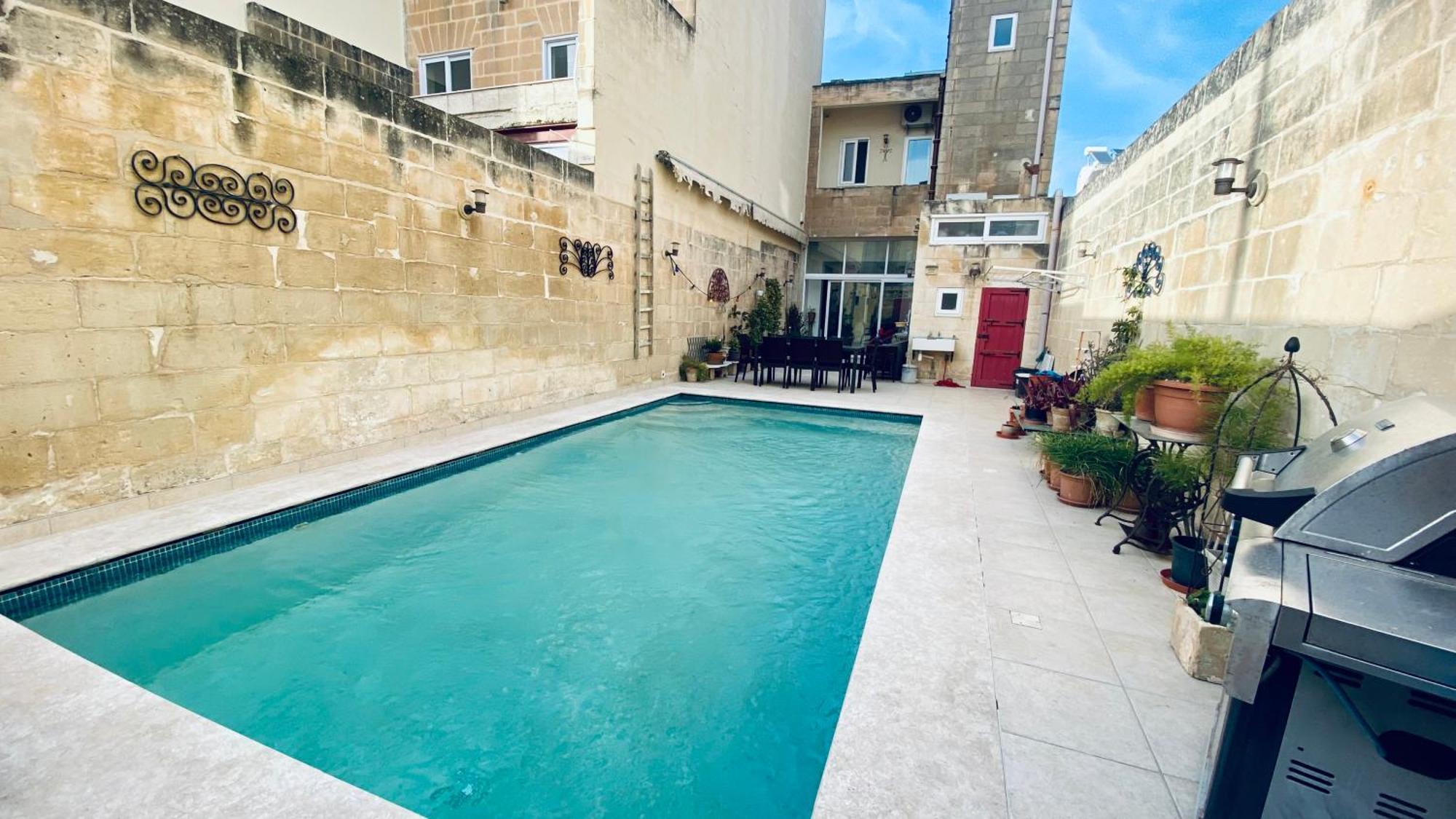 Free Breakfast, Pool, Spacious Aircon Hideaway Apartment Mosta Luaran gambar