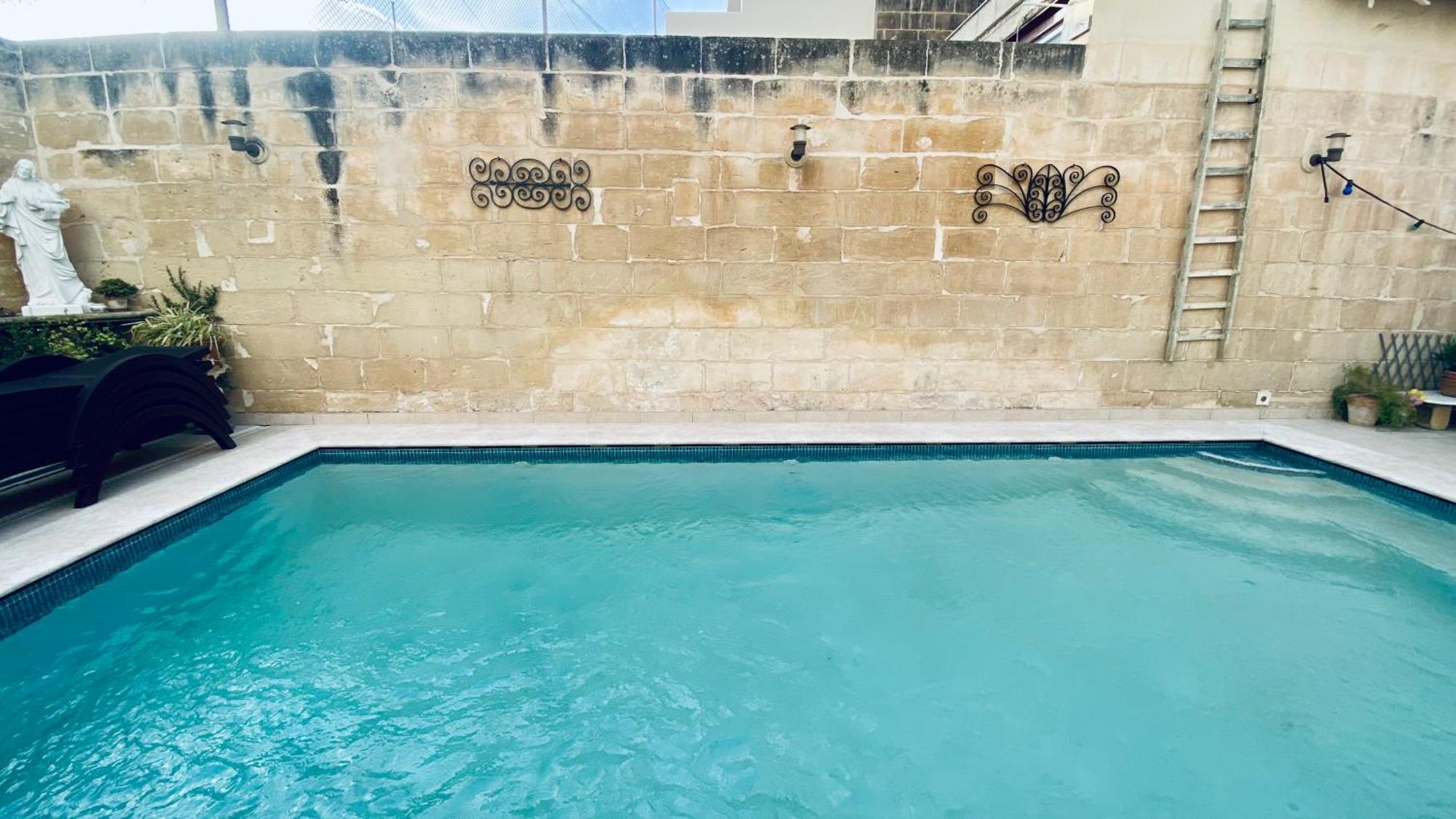 Free Breakfast, Pool, Spacious Aircon Hideaway Apartment Mosta Luaran gambar