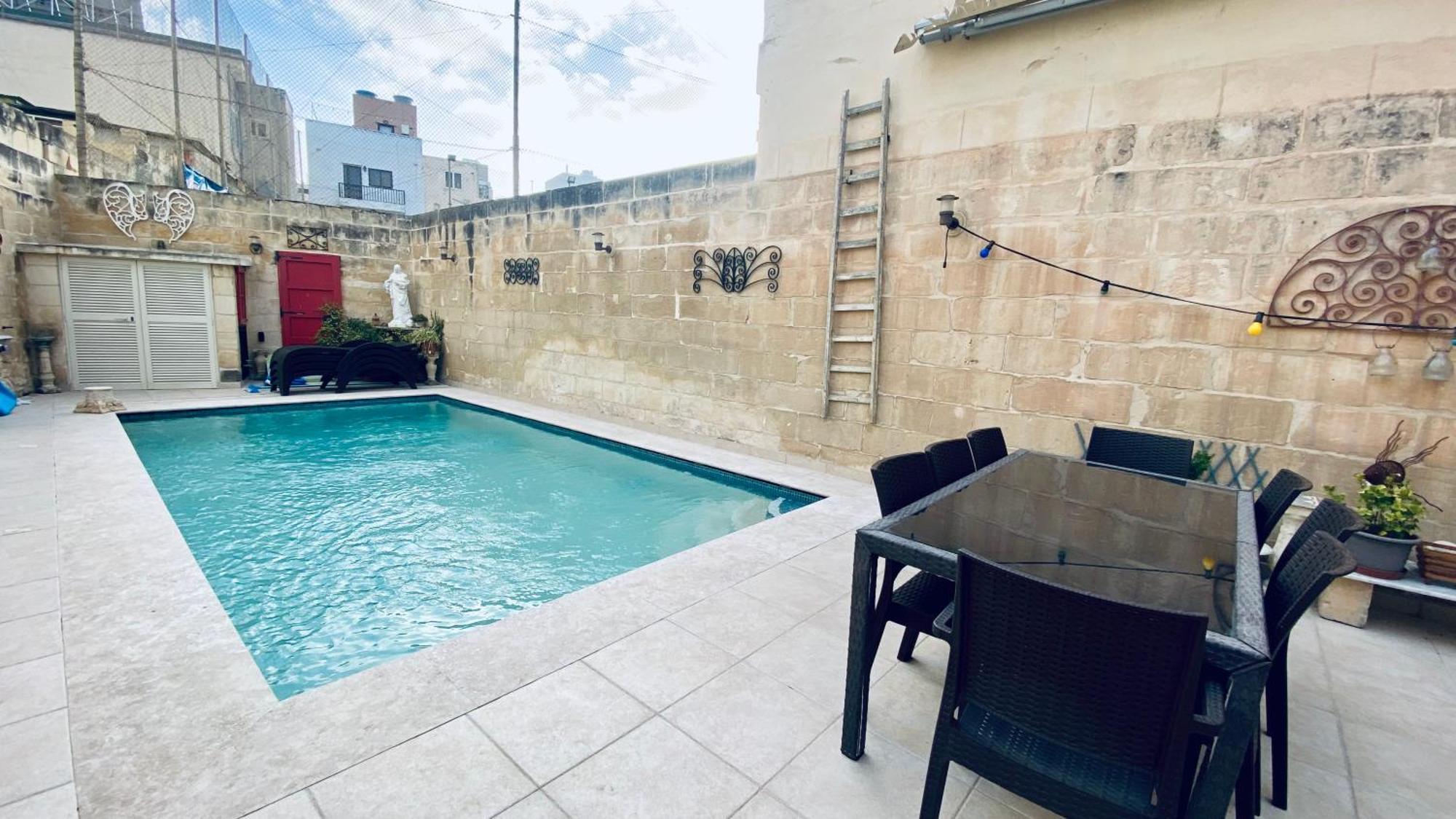 Free Breakfast, Pool, Spacious Aircon Hideaway Apartment Mosta Luaran gambar